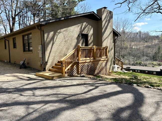 Building Photo - 136 Ski Crest Park