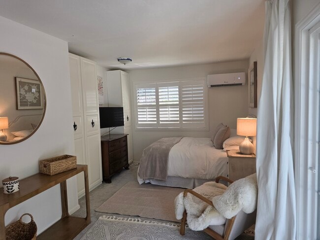 Building Photo - 2014 Hatch Rd Unit Studio