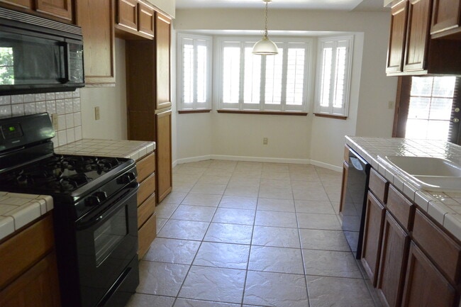 Photo - Nice home in great South West Visalia neighborhood in the El Diamante School District