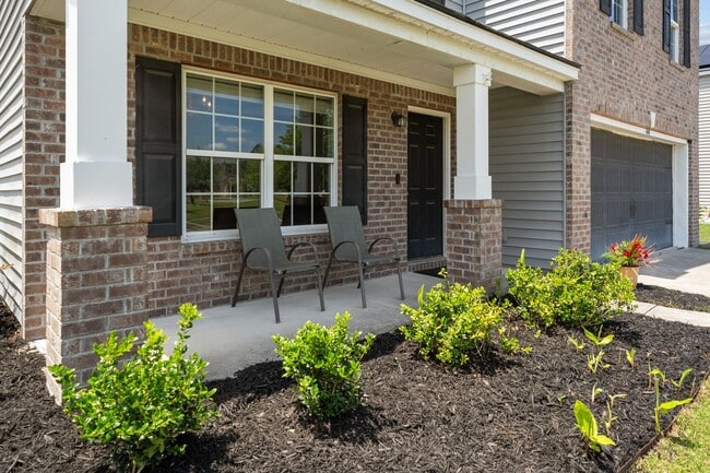 Photo - Spacious 5-Bedroom Home Near Fort Stewart with Fenced Yard & Patio