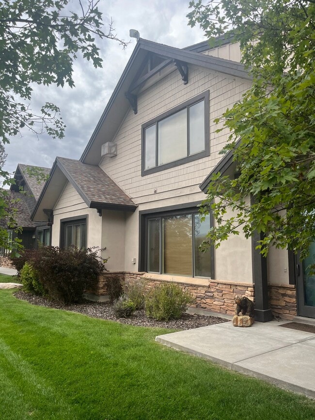 5877 E Big Horn Pkwy