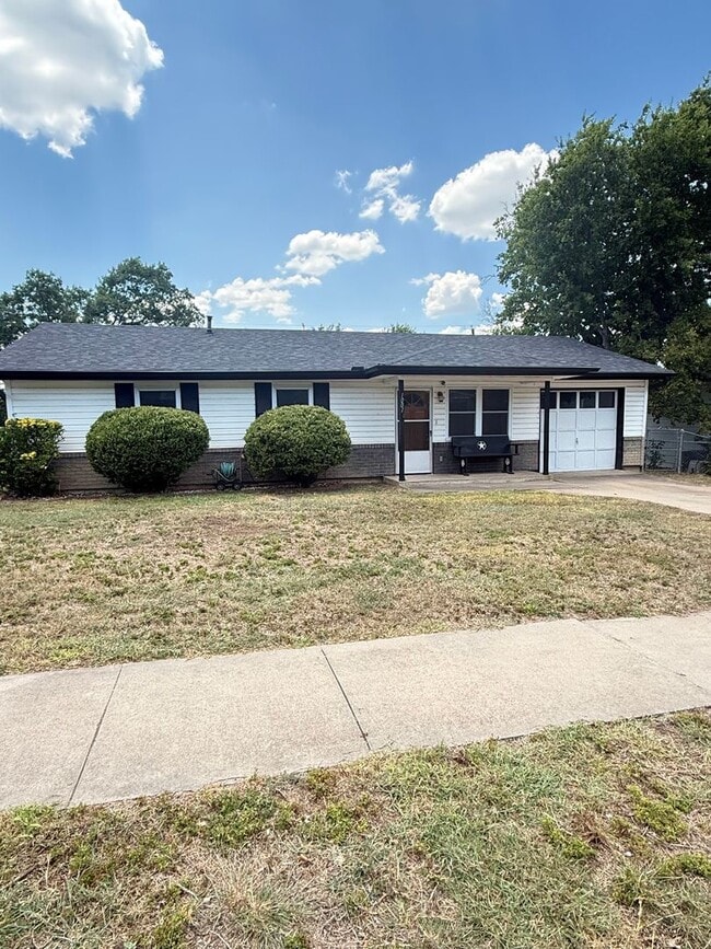 Building Photo - 1001 Traci Dr
