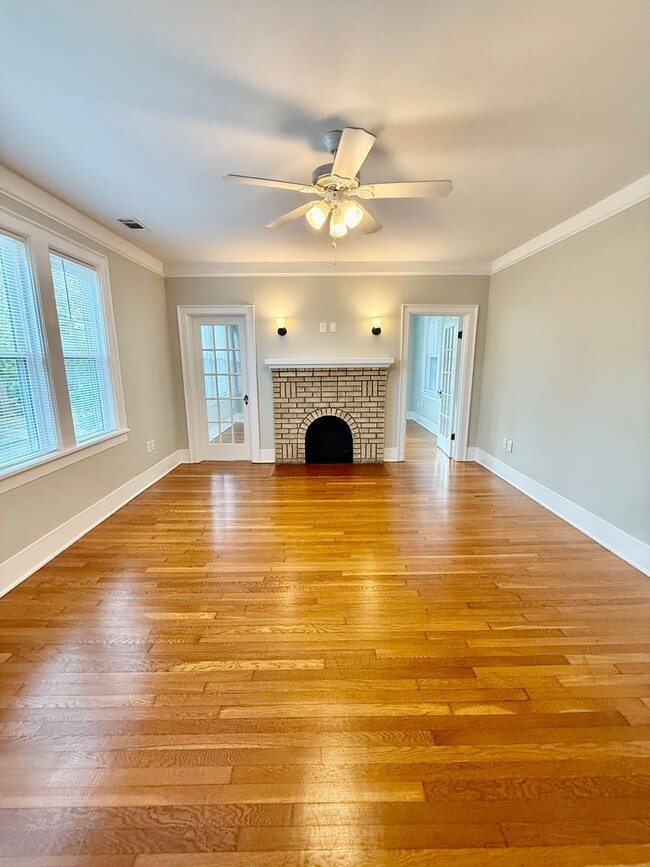 Photo - 507 E 51st St Unit Apt B (Upper)