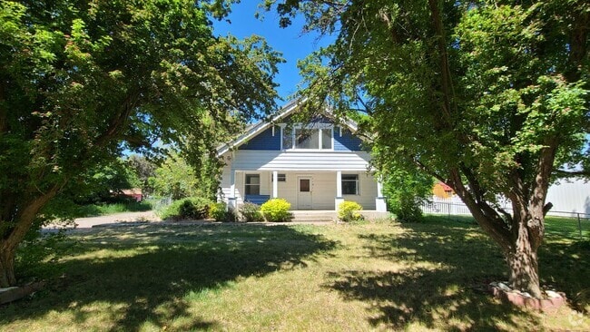 Building Photo - $2,200 - 4 Bed / 3 Bath Beautiful Home in ...