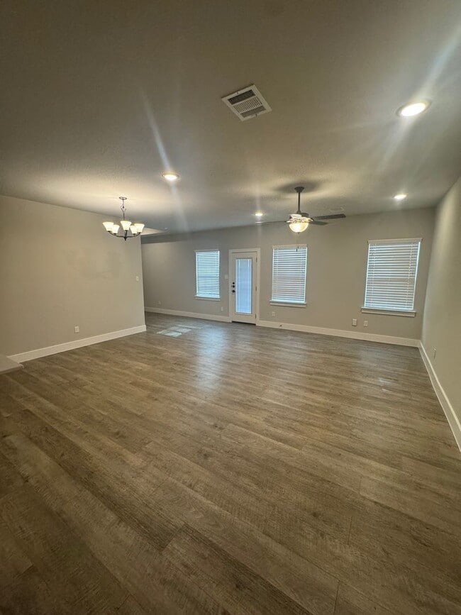 Photo - 3/2/2 with NEW FLOORING + MUDROOM