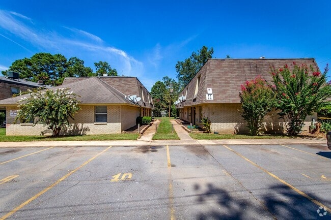 Building Photo - 2 Bedroom Apt. in Prime Location - Newly R...