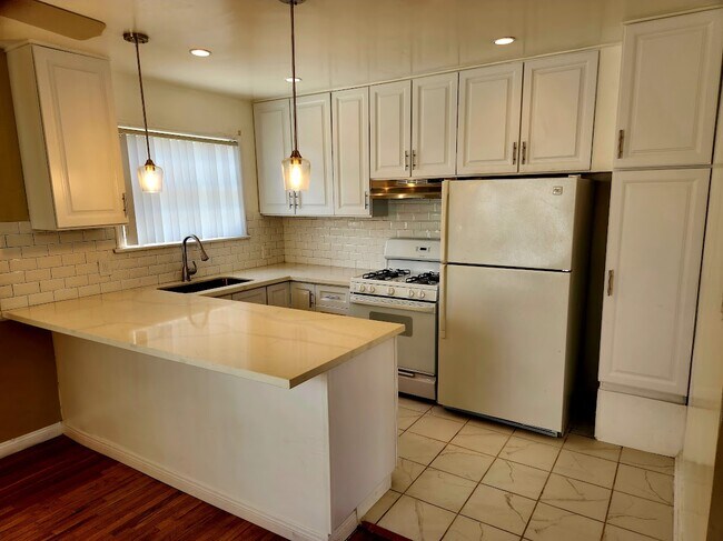 7234-7240 Hazeltine Ave