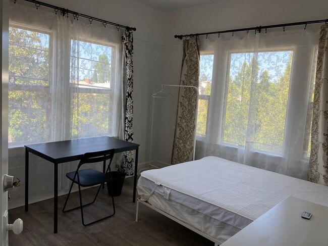 Building Photo - 2329 Parker St Unit parker