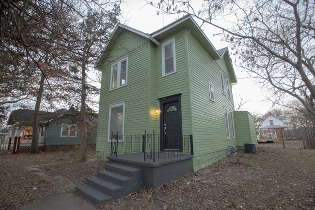 Photo - 1185 SW Macvicar Ave