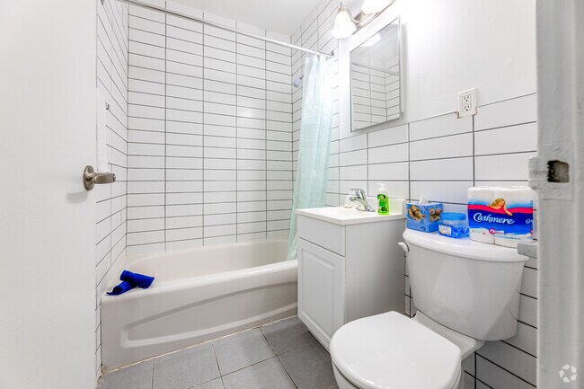 2BR, 1BA - 730SF - Bathroom