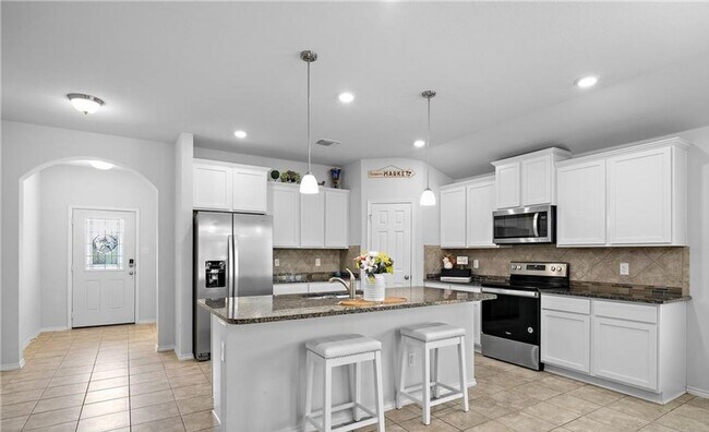 Building Photo - 4 bedroom 2 bathroom home!