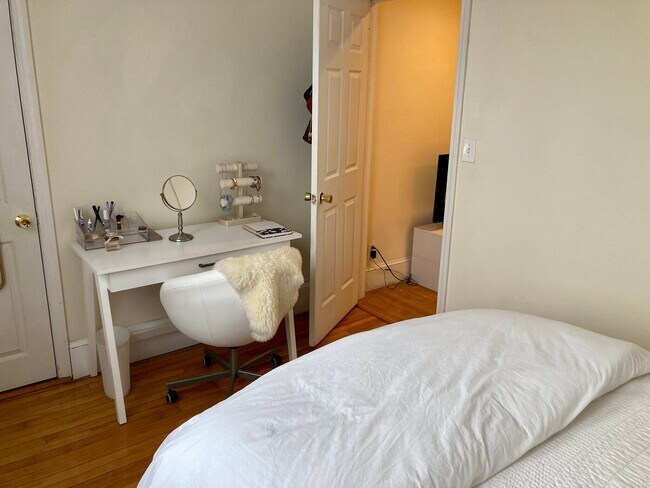 Building Photo - 56 Egmont St Unit 3B