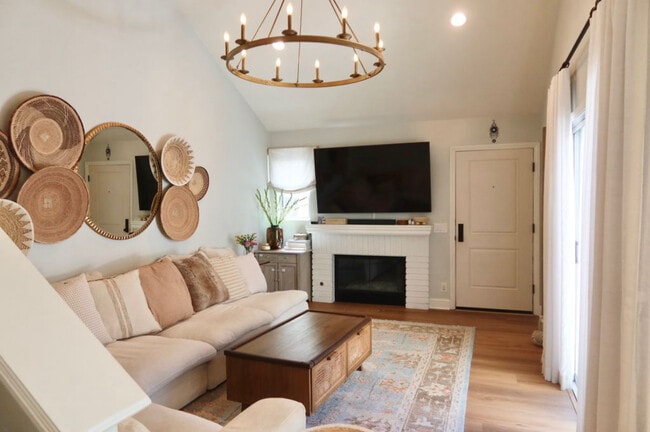 Building Photo - 919 Via Colinas Rental