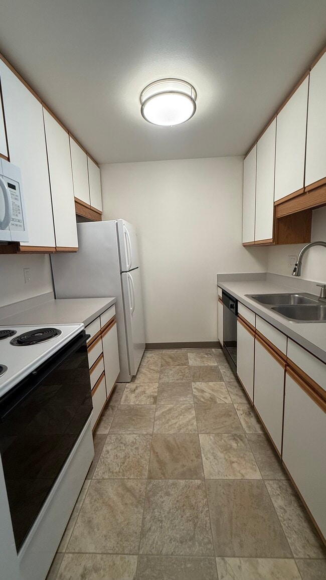 1 Bedroom Lower | Kitchen - Terrace at Cedar Glen | Cross Plains Apartments - Elkhorn Village