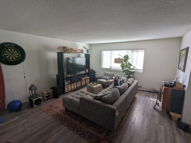 Shared living room - 517 N Francisca Ave Unit 1