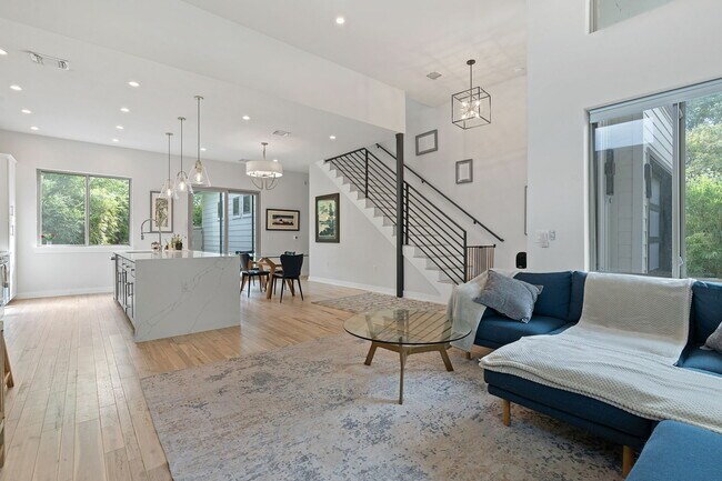 Photo - 2711 Willow St