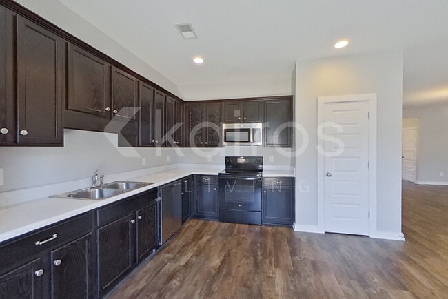 Photo - 204 White Oak Cir