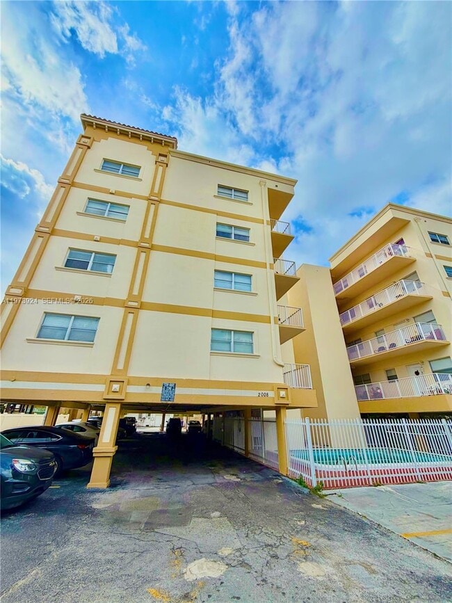 Building Photo - 2008 Jackson St Unit D7