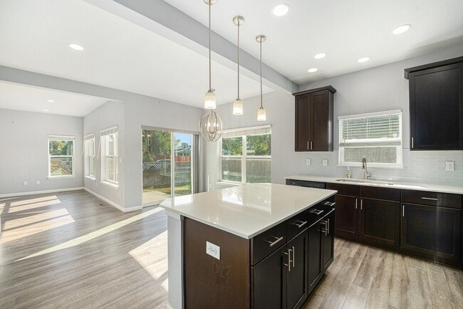 Photo - Bright & Spacious 3-Bedroom Home on a Corn...