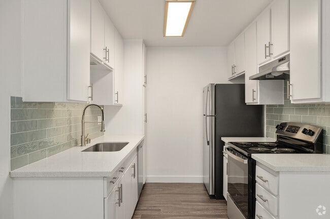 2BR, 2BA - 975SF - Palms