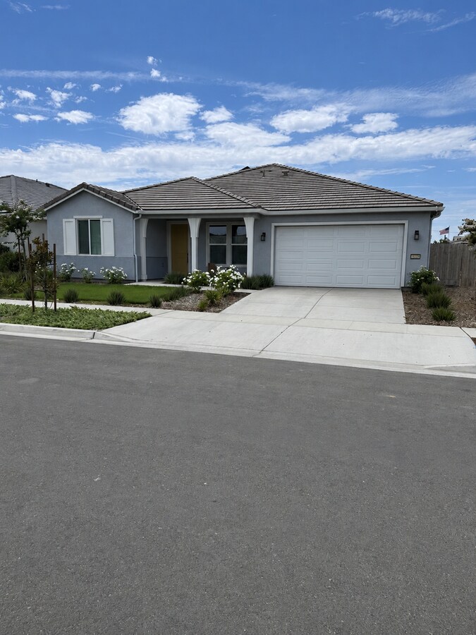 Charming 3 bedroom 2 bathroom home located in Hanford - Charming 3 bedroom 2 bathroom home located in Hanford