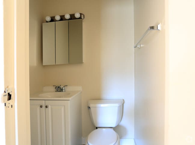 1/2 BATHROOM 3BR - Knox Village