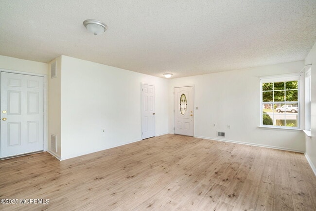 Photo - 7 Tamarack Ct