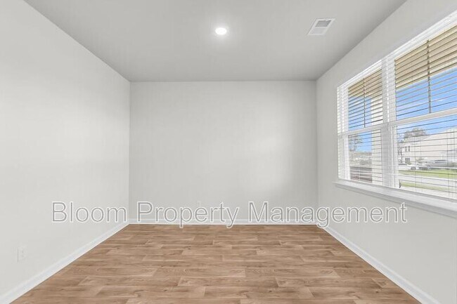 Photo - 502 Lk Rdg Blvd