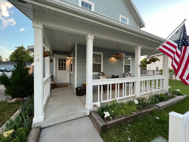 covered front porch - 168 Meadow Cir