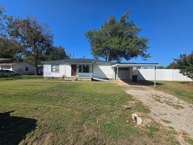 Building Photo - 3 bed 1 bath in Tecumseh!