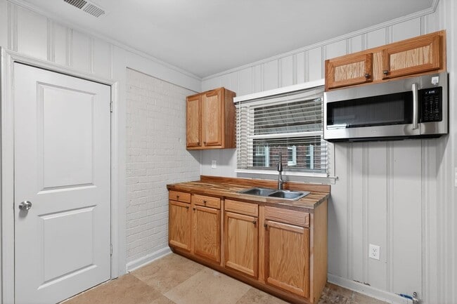Photo - 879 Sylvan Pl SW