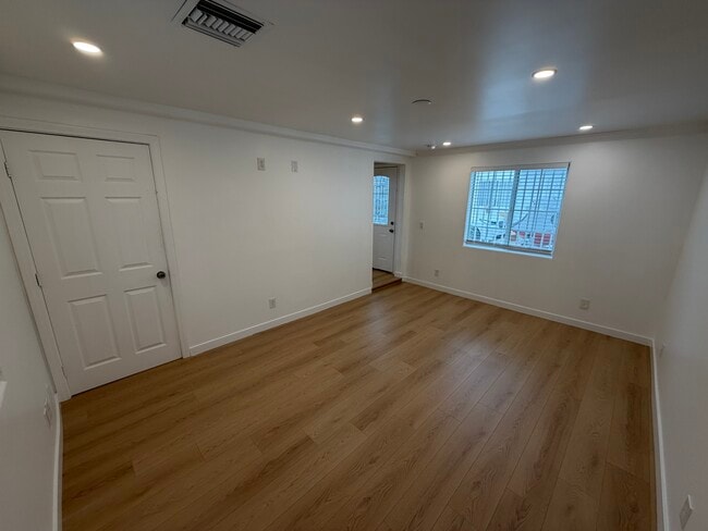 Sala de estar de la planta baja - 1754 N Alexandria Ave Unidad 1/2