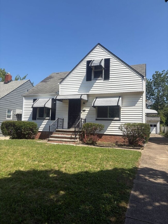Building Photo - For Rent – 4 Bed / 2 Bath – $1,495 – Secti... Rental