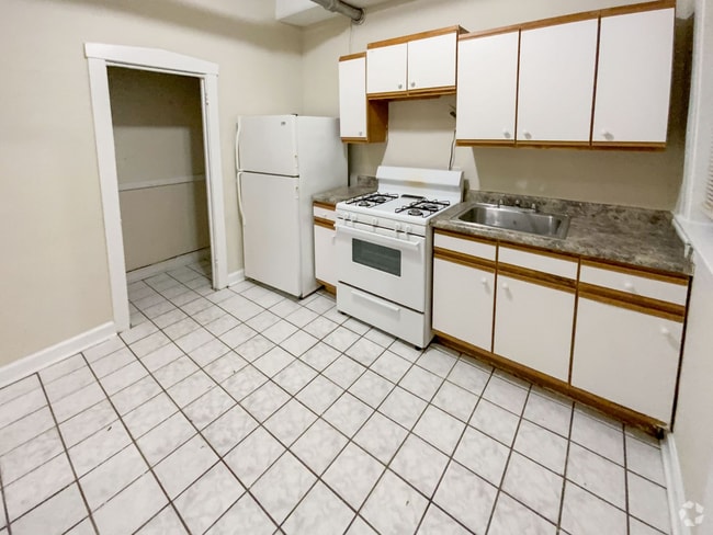 Building Photo - 1943 W Winnemac Ave Unit GDN Rental