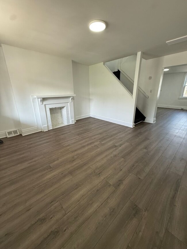 Building Photo - 2-Bedroom Home with Fenced Yard – Minutes from Downtown Pittsburgh