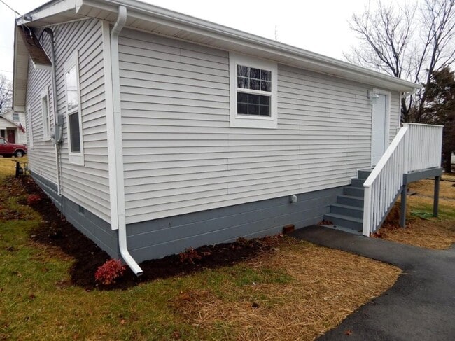 Photo - 301 Thompson Rd