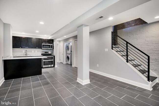 Photo - 225 Channing St NE