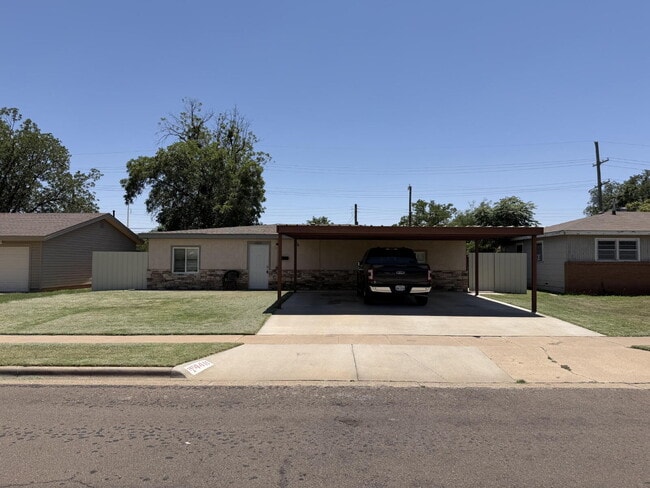 Building Photo - Spacious 3 Bed, 2 Bath Home with 2 car carport!