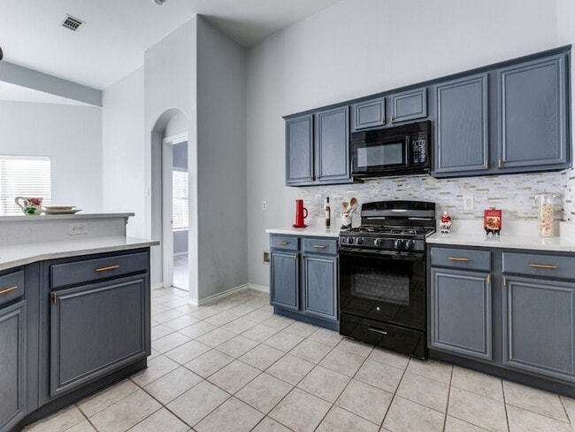 Photo - 1305 Greenbriar Ln