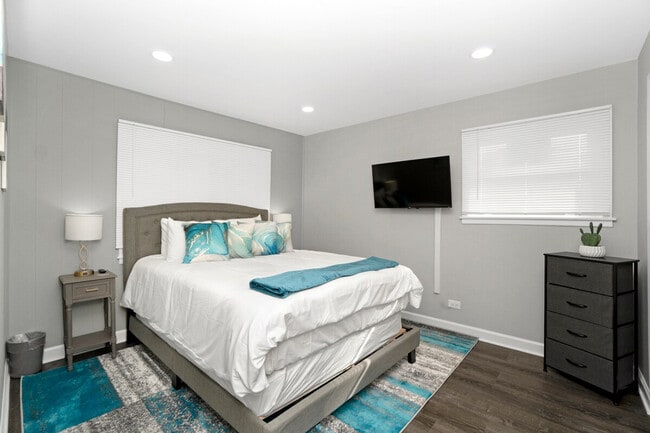 Photo - 570 E Higgins Rd Unit ID1301333P