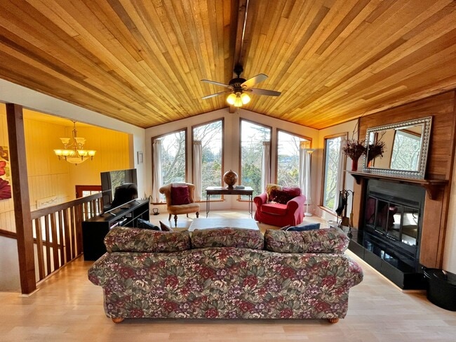 Photo - 721 Cherry Ave NE