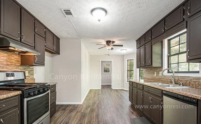 Building Photo - 950 Sideline Ct