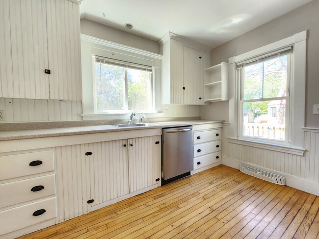 Photo - 387 College Ave