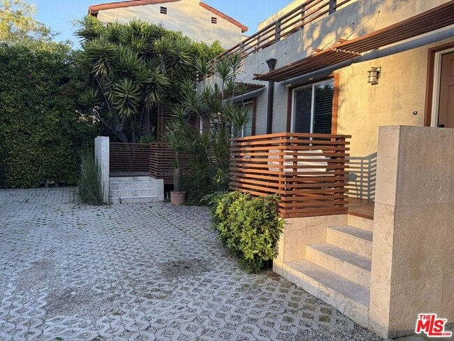 Building Photo - 832 N Las Palmas Ave