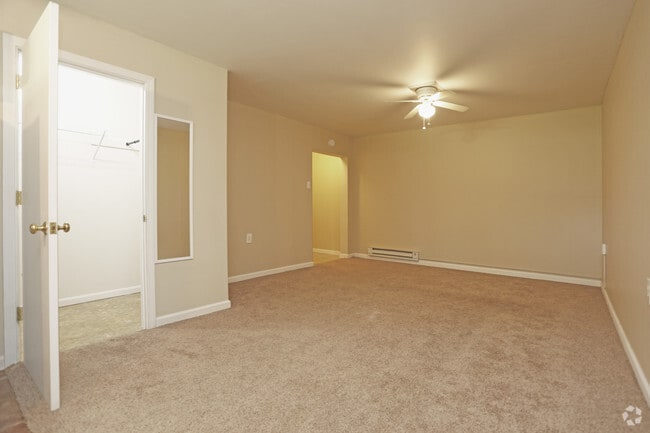 Studio, 1 BA - living area - The Avenue Apartments