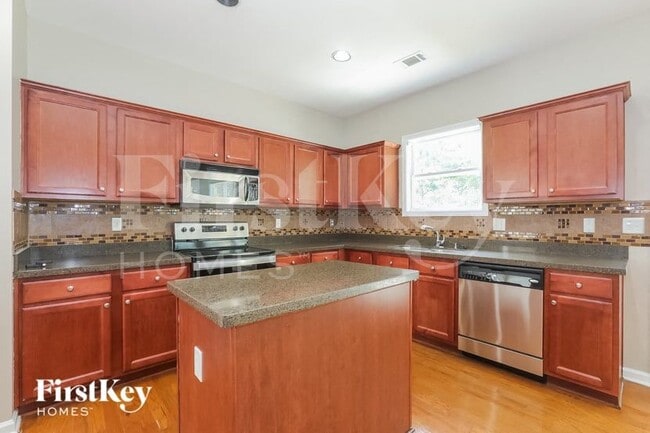 Photo - 1530 Hedington Cir SE