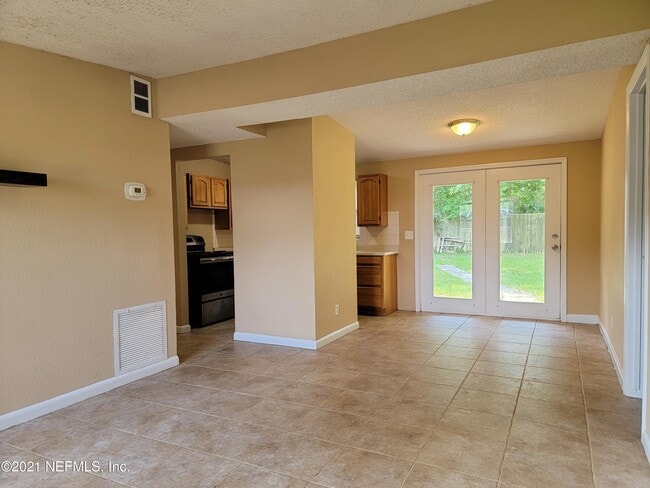 Photo - 115 Saratoga Cir S