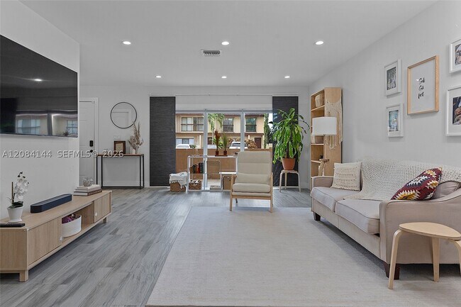 Photo - 4868 Sheridan St