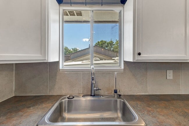 Photo - Spacious 5 Bed, 3 Bath with Sunroom