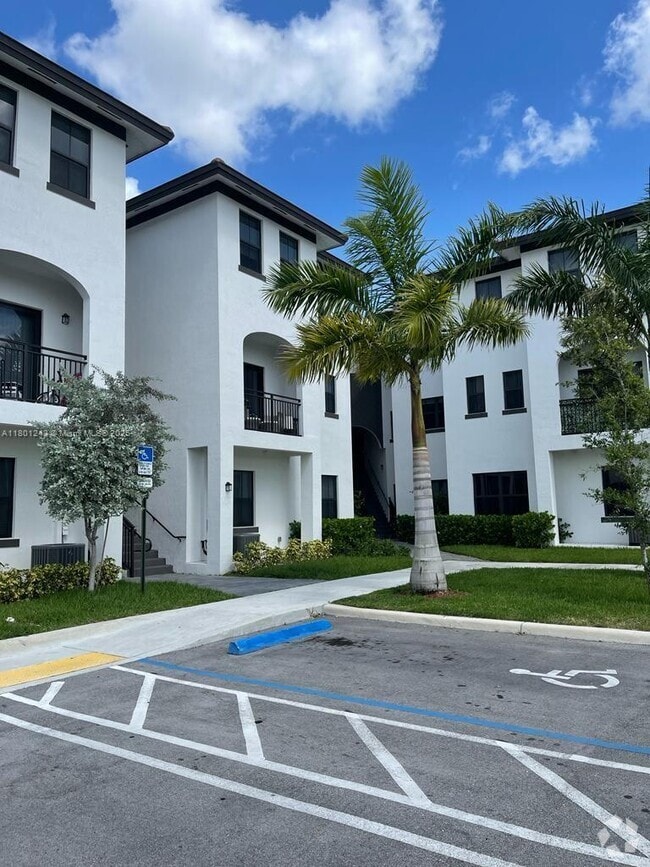 Building Photo - 15650 SW 136th St Rental